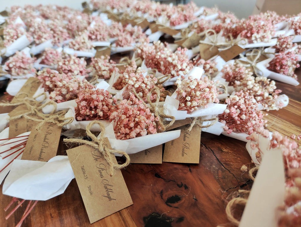 Wedding Seating Cards with Personalized Mini Dried Flower Bouquet