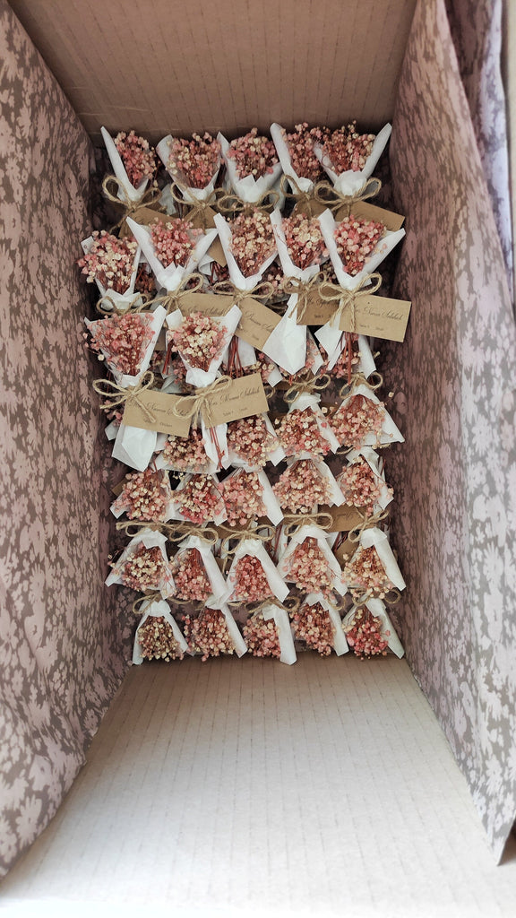 Wedding Seating Cards with Personalized Mini Dried Flower Bouquet